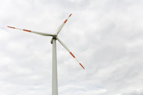 Windkraftanlage - bewölkter Himmel — Stockfoto