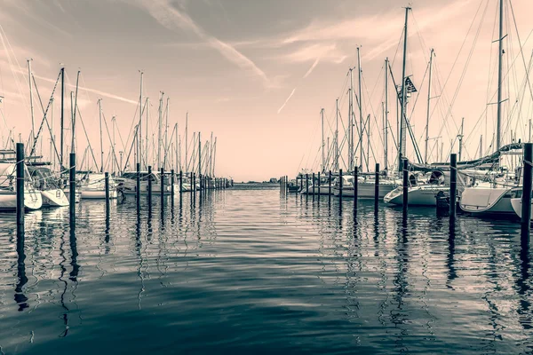 Sailing ships in the harbor — Stock Photo, Image