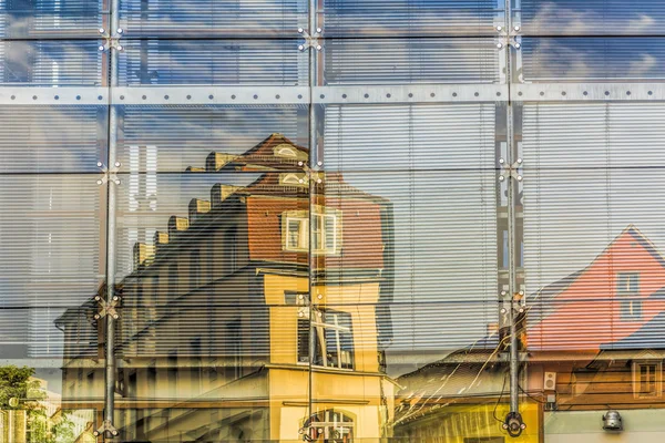 Building reflection in the city — Stock Photo, Image