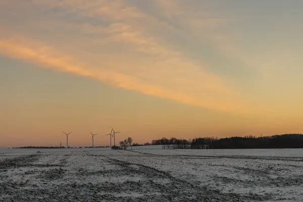 Sonnenuntergang über Feld mit Windrädern — Stockfoto