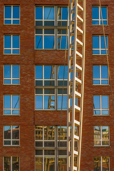 Miroir dans les fenêtres du bâtiment — Photo