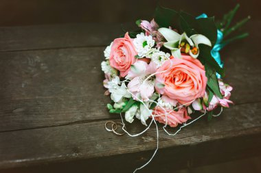 gelin buketi ve ağaç üzerinde