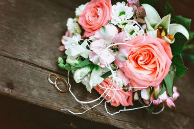 gelin buketi ve ağaç üzerinde