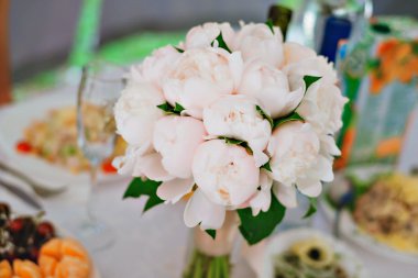 gelin buketi ve ağaç üzerinde