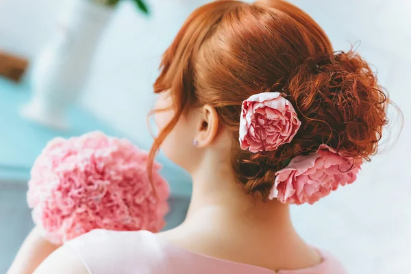 Flowers in hair of the bride of pink color — Stock Photo, Image