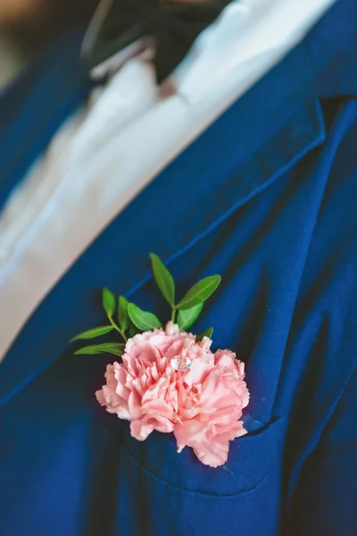 Boutonniere com noivo traje azul . — Fotografia de Stock