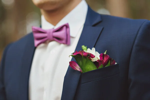 yaka çiçeği ve mavi kostüm damat ile gelin buketi.