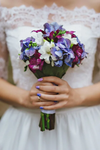 Fialové, modré a bílé nevěsty kytice — Stock fotografie