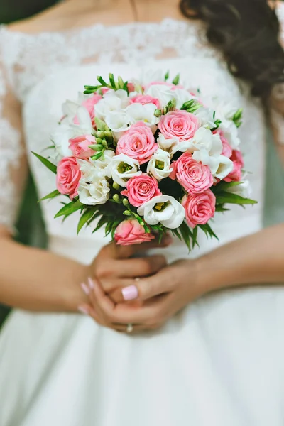 Bouquet de mariées rouges et blanches — Photo