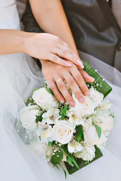 Lo sposo indossa la sposa anello . — Foto Stock