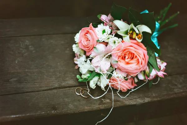 Bride's bouquet on the tree — Stock Photo, Image