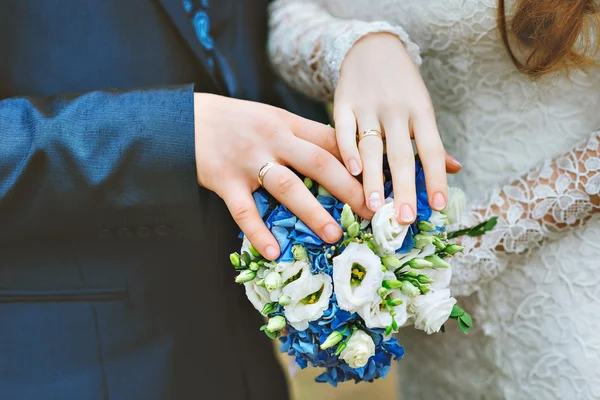 O noivo e a noiva juntos. Casamento casal. — Fotografia de Stock