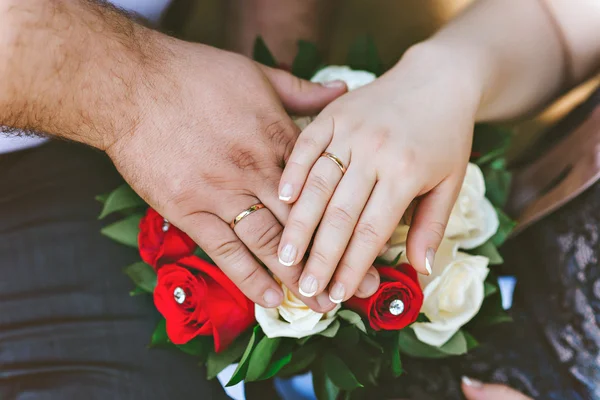 Ženich nosí prsten nevěsta. — Stock fotografie