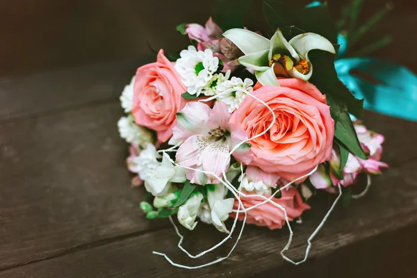 Bride's bouquet on the tree — Stock Photo, Image