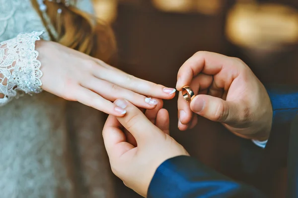 O noivo usa a noiva do anel . — Fotografia de Stock