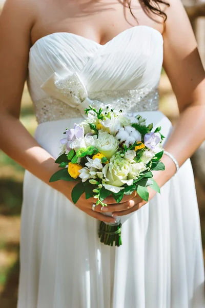 Buquê de noiva amarelo e branco — Fotografia de Stock