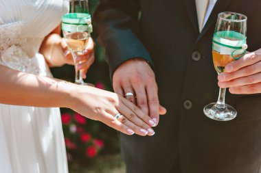Damat ve gelin birlikte. Düğün çifti. Yeni evliler zekâ eller