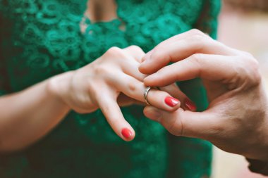 Damat yüzük gelini giyer. adam kadına yüzük takıyor. Nişan.