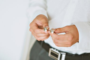 Düğün, nişan yüzüğü. Damat yüzüğü görür