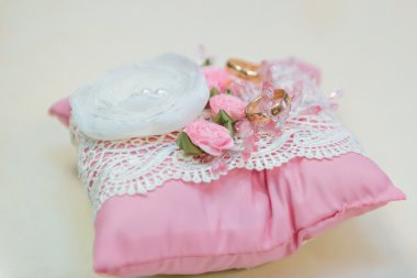 Düğün, nişan yüzüğü. Yüzüğü yastık pembe