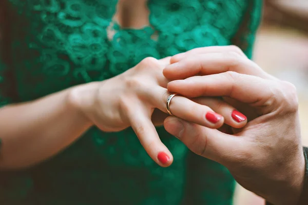 Ženich nosí prsten nevěsta. muž nosí prsten k ženě. Zapojení. — Stock fotografie