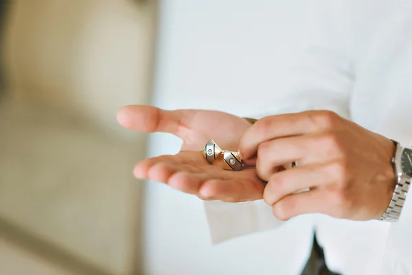 在婚礼上的订婚戒指。新郎看圆环 — 图库照片