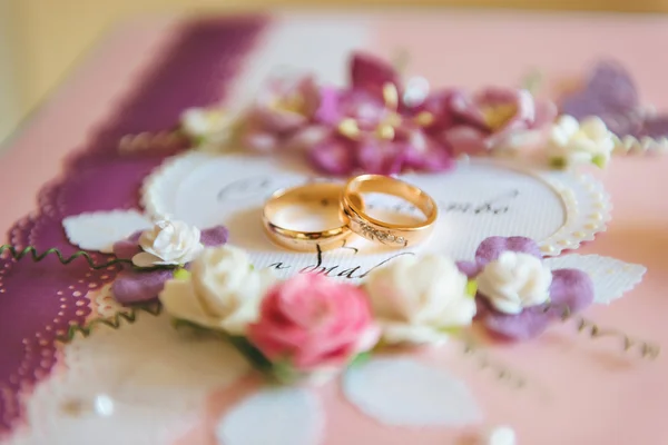 Anel de noivado no casamento. Os anéis estão na certidão de casamento. — Fotografia de Stock