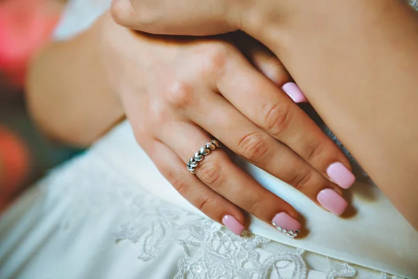 新娘带着戒指的手，结婚礼服 — 图库照片