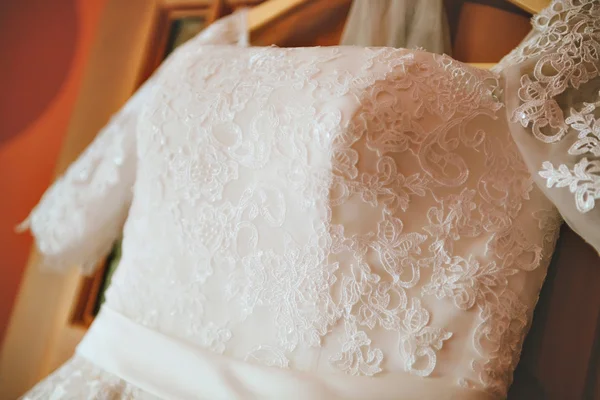 Vestido de novia blanco de la novia, colgado en la puerta . — Foto de Stock