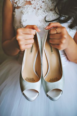 Tanınmayan bir gelin düğün kırmızı ayakkabıları tutarak fotoğrafı 