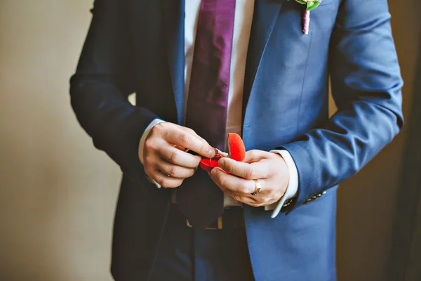 Изображение человека с подарочной коробкой и обручальным кольцом — стоковое фото