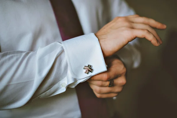 Крупним планом рука чоловіка, як носить білу сорочку і манжету — стокове фото