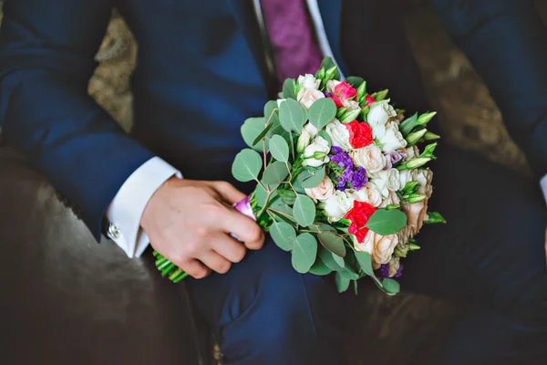 Noivo segurar buquê de casamento em sua mão — Fotografia de Stock