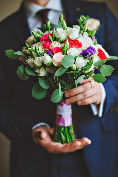 Noivo segurar buquê de casamento em sua mão — Fotografia de Stock