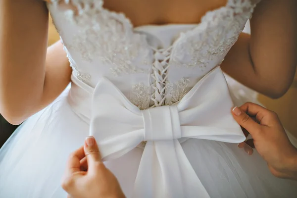 Vestido de novia que está atado en la espalda gran detalle primer plano. botón hasta vestido de novia — Foto de Stock
