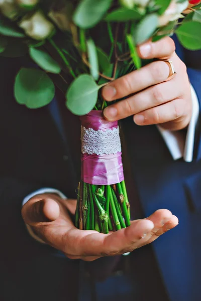 Ženich svatební kytici držet v ruce — Stock fotografie
