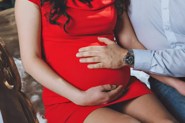 Mãos de mulher grávida e seu marido — Fotografia de Stock