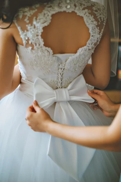 Vestido de novia que está atado en la espalda gran detalle primer plano. botón hasta vestido de novia — Foto de Stock