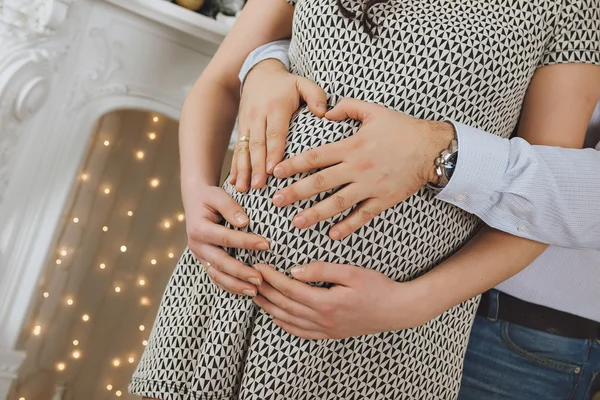 Mãos de mulher grávida e seu marido — Fotografia de Stock