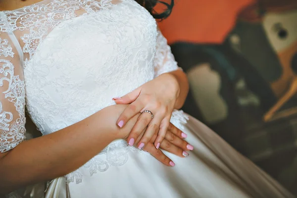 Manos de la novia y vestido de novia blanco — Foto de Stock