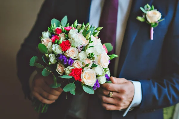 Noivo segurar buquê de casamento em sua mão — Fotografia de Stock