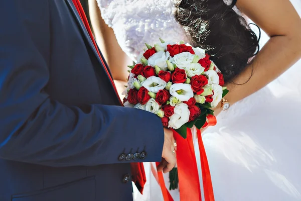 新郎握在手中的婚礼花束 — 图库照片