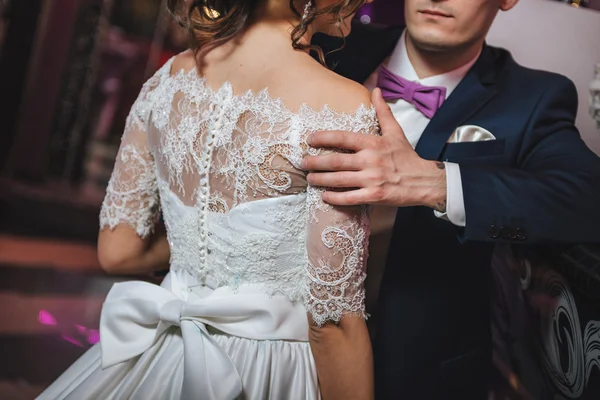 De bruidegom omarmt de bruid. kant trouwjurk — Stockfoto