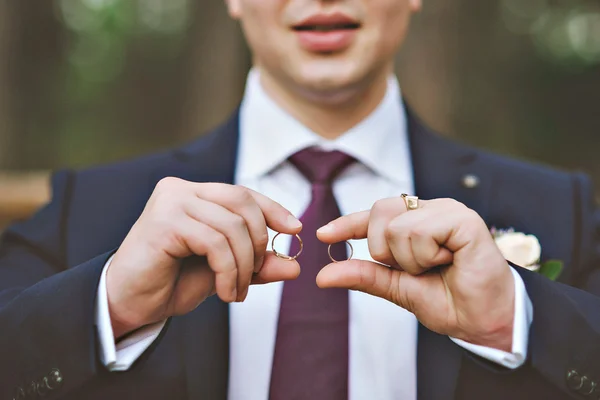 Imagen del hombre con caja de regalo y anillo de boda — Foto de Stock