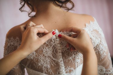 geri ayrıntılı closeup bağlı olmaktan gelinlik. Gelinlik düğmeni ilikle