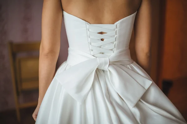 Vestido de novia que está atado en la espalda gran detalle primer plano. botón hasta vestido de novia — Foto de Stock