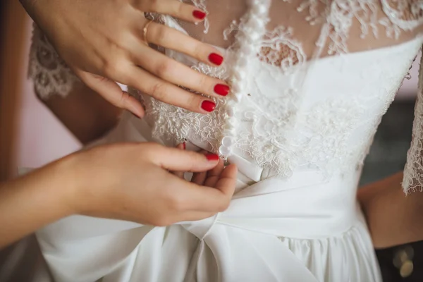 Vestido de novia que está atado en la espalda gran detalle primer plano. botón hasta vestido de novia. vestido de novia de encaje — Foto de Stock