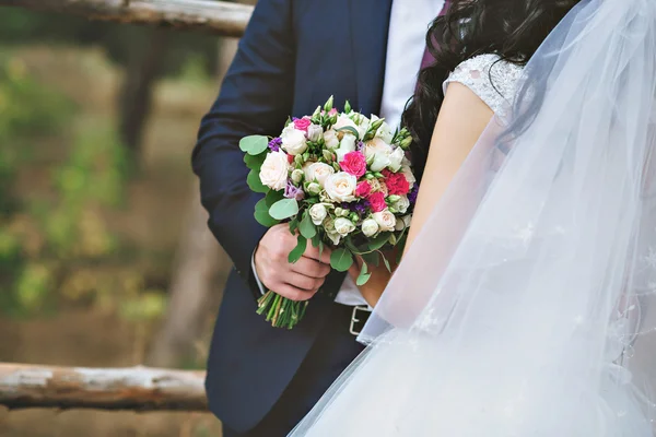 그의 손에 결혼식 꽃다발을 보유 하는 신랑 — 스톡 사진