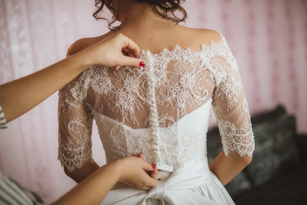 Vestido de novia que está atado en la espalda gran detalle primer plano. botón hasta vestido de novia — Foto de Stock
