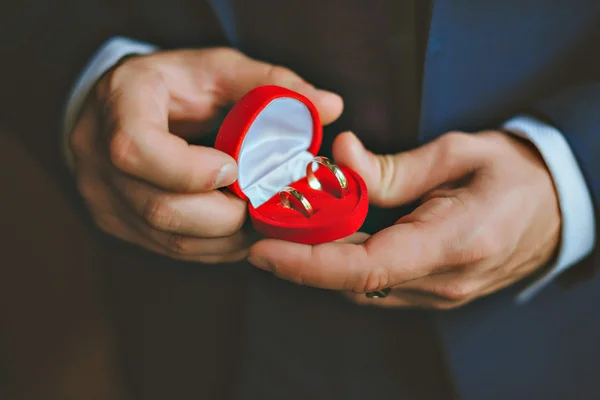 Image de l'homme avec boîte cadeau et bague de mariage — Photo